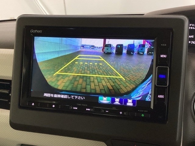 リバースギアに入れるだけで後方の表示へ切り替わります。夜間や雨の日の駐車も楽になりますよ。