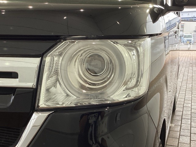 LEDヘッドライトは、点灯の瞬間から最大光量を発揮し、突然暗くなるトンネルなどでの安定感を高めます。