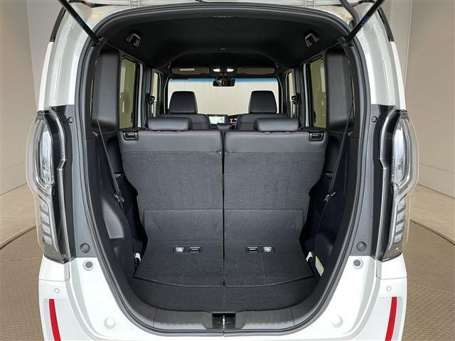 【荷室】　大きな間口で、荷物の乗せ降ろしも簡単に行えます！
