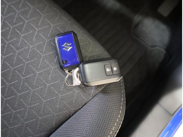 リモコンキーを取り出さなくてもエンジンのON/OFFやドアの開錠・施錠がスイッチ一つで行えるスマートキーです♪