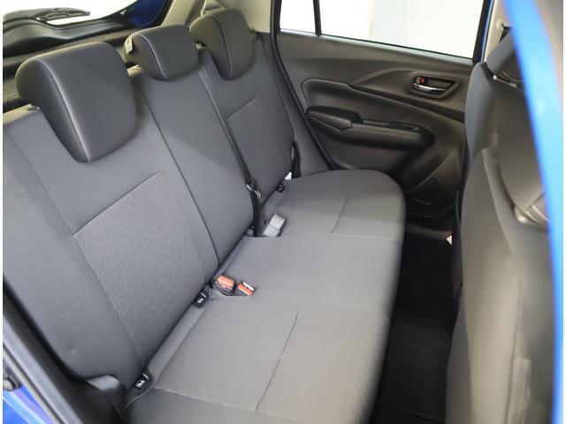 後部座席にはヘッドレストが3つ付いており、しっかりと5人乗りにも対応します。