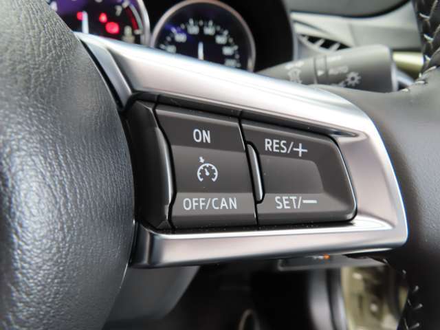 前車追従機能付きのレーダークルーズを備えています。自動で車間距離を調整してくれますので、アクセル操作の疲労軽減に繋がります。特に長距離を帰省される方にはお奨めですよ。