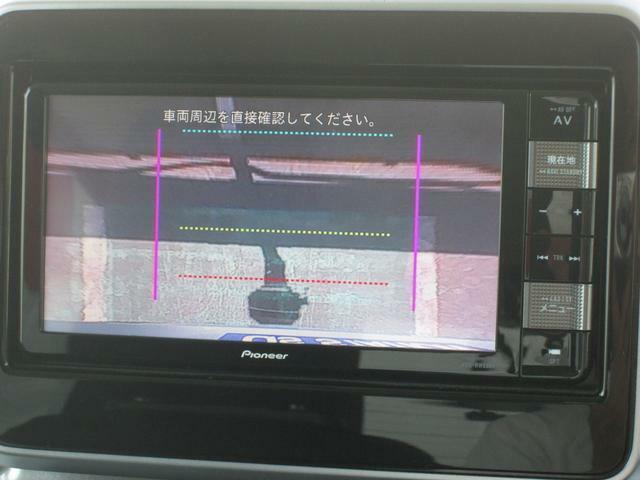 バックカメラはスイッチ操作により、真上から車両後方を見下ろしたような俯瞰映像に切り替えることが出来ます。