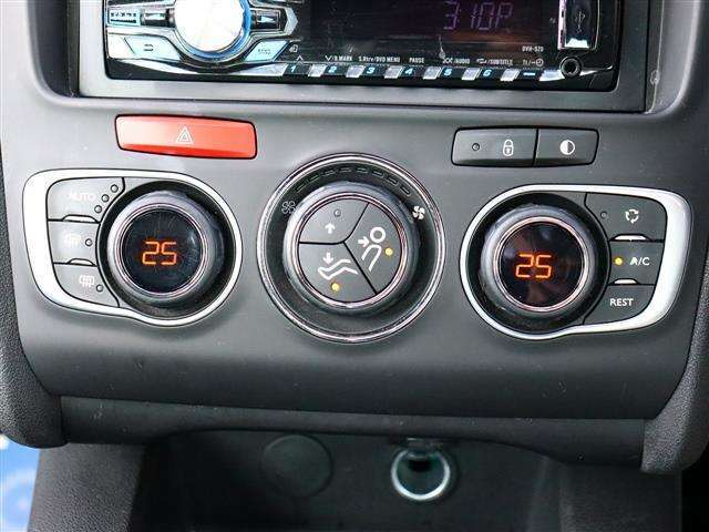 『1台』のお車に対して、3名体制で日々議論を重ね仕入れを行っております。