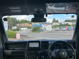 後部座席からの眺めです！車高が高いので圧迫感が少ないです！