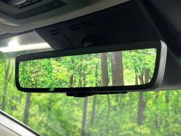 【デジタルインナーミラー】後席の大きな荷物や同乗者で後方が確認しづらい時でも安心！カメラが撮影した車両後方の映像をルームミラー内に表示。クリアな視界で状況の確認が可能です！