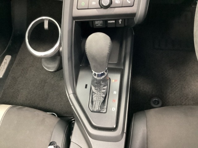 CVT車のセレクトレバーです。低速から高速まで、変速ショックのないスムーズな走りを実現するとともに、エンジン効率のよい領域を維持することで燃費にも貢献します。