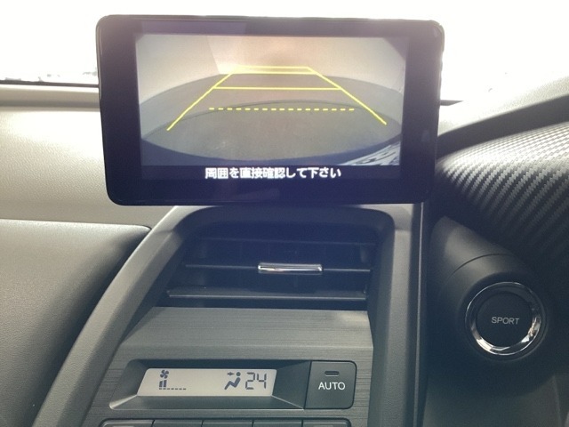バックでの車庫入れも安心です！　リアカメラが付いているバックモニター付のディスプレイ・オーディオです。操作線もついており距離感も画面から確認できます。