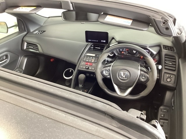 車内は光触媒抗菌消臭施工済です。スタイリッシュなデザインでスポーティなインパネ周りを演出します。グローブボックスやトレーなどコンパクトにまとめた収納スペースが付いています。