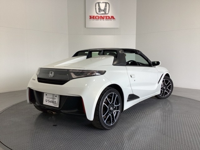 【Honda認定中古車 U-Select】　は3つの安心をお約束します。　1　Hondaのプロが整備した安心。 2　第三者機関がチェックした安心。　3　購入後もHondaが保証する安心。
