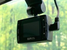 【ドライブレコーダー】安心・安全なカーライフに必須のドライブレコーダーを装備！走行中はもちろん、あおり運転や事故に遭遇した際の状況も映像で記録し、万一のリスクに備えます。