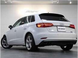 綺麗な外装色グレイシアホワイトにスポーツ専用エクステリア＆専用17インチアルミホイールが迫力あるエクステリアを演出！！