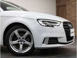 使い勝手の良い純正MMIナビ・地デジチューナー・Bluetoothオーディオや便利なアドバンスドキーも完備！！