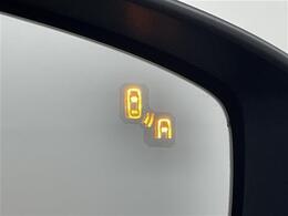 【BSM（ブラインドスポットモニター）】隣車線上の側方および後方から接近する車両を検知すると、検知した側のドアミラーが点灯。その状態でウインカーを出すと、インジケーターの点滅と警報音で警告します。