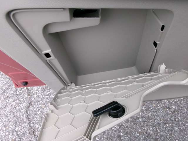助手席ドアの内張りに車検証を入れる専用スペースがありますので便利です。