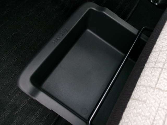 助手席の座面の下に収納ボックスがありますので荷物の整理等に便利です。