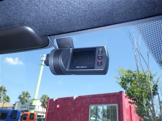 【ドライブレコーダー】映像・音声などの運転中の記録を残します。事故などを起こした起こされた時の証拠になりえますので、もしも時でも安心ですね。