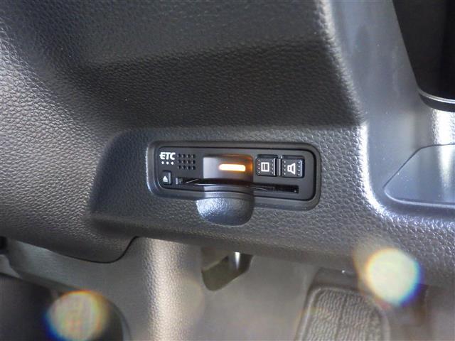 【ETC】有料道路を利用する際に料金所で停止することなく通過できる、ETC車載器（ノンストップ自動料金収受システム機器）が装備されています。セットアップを行うことで利用可能になります。
