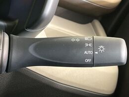 【オートライト】周りの明るさに応じて自動でヘッドライトの点灯・消灯ができる機能です！ライトの付け忘れ・消し忘れなどが無くなり、雨の日や夕方の走行も安心！トンネル通過時も便利ですね♪