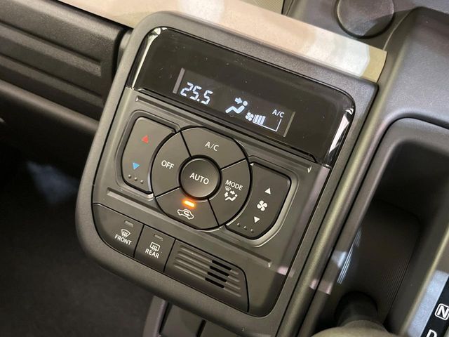 【オートエアコン】一度お好みの温度に設定すれば、車内の温度を検知し風量や温度を自動で調整。暑い…寒い…と何度もスイッチ操作をする必要はありません。快適な車内空間には必須の機能ですね♪