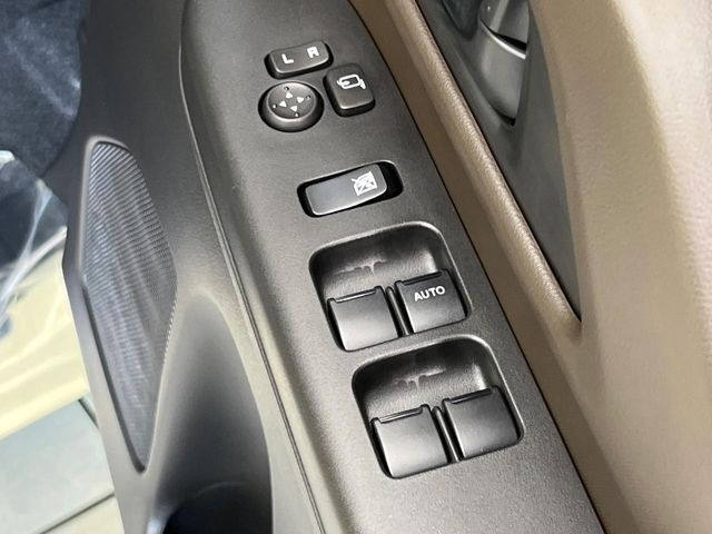 【電動格納ミラー】サイドミラーは電動格納式となっており、狭い駐車場でもキズがつくリスクを抑えられます。