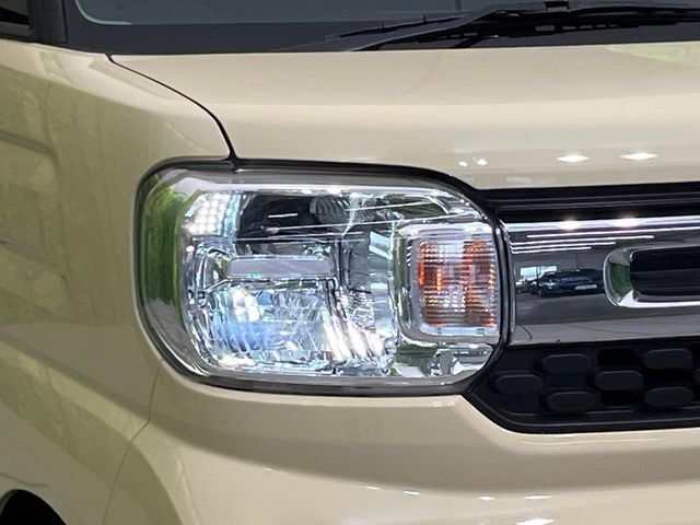 【LEDヘッドライト】悪天候や夜間走行時も良好な視界を確保し安心して運転できる高輝度LEDヘッドライトを装備！点灯速度が早く、消費電力も抑えられています。
