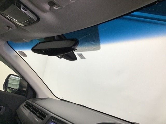 ハーフシェイドフロントウインドウ【Fガラス上端の青色透かし】を装備しています。広いフロントガラスで視界を確保しつつ眩しさを抑えます、有と無しでは大違いです。