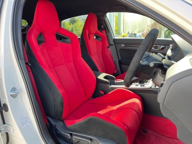 【専用スポーツシート】ホールド性に優れ、カーブ時の体が流れを抑制してくれます。また、体にフィットするから腰や背中が疲れにくく、ロングドライブや高速走行でも快適にお過ごしいただけます♪