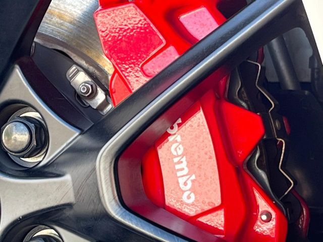 【ブレンボ製キャリパー】ハイパワー車両には強力なブレーキが必須！世界のスーパーカーにも採用されるイタリアの高級メーカー「ブレンボ」を装着！色鮮やかなキャリパーがスポーティな印象を引き立てます♪