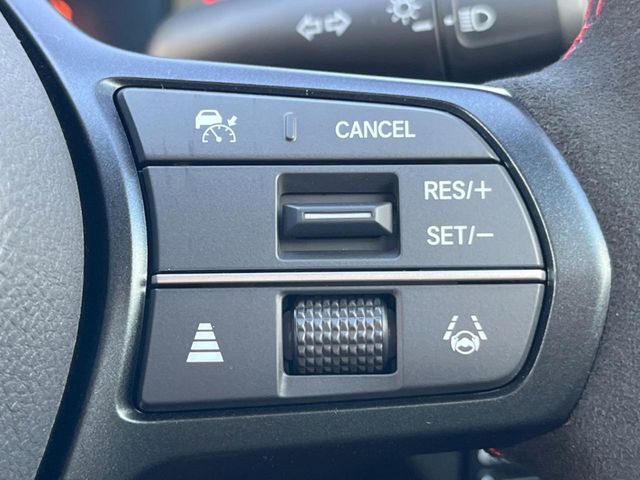 【アダプティブクルーズコントロール】高速道路での長距離走行が楽に！！自動で速度を保つクルーズコントロールが、衝突軽減システムと連携し、前方の車両を感知して車間を保つように速度調節してくれます！！