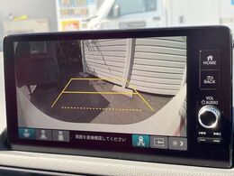 【バックカメラ】駐車時に後方がリアルタイム映像で確認できます。大型商業施設や立体駐車場での駐車時や、夜間のバック時に大活躍！運転スキルに関わらず、今や必須となった装備のひとつです！