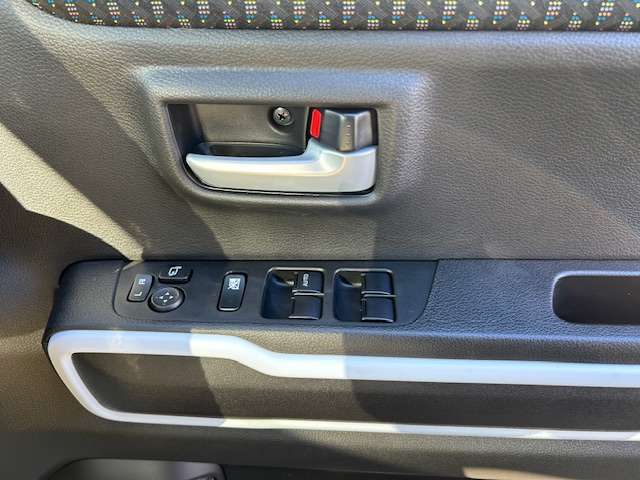 ☆ご納車前準備☆　お客様の安心安全の為にご納車前の準備にも力を入れております！ 整備士と営業が連携して確認しております。中古車は修復歴がないか・内外装の清掃・部品の確認交換をしています