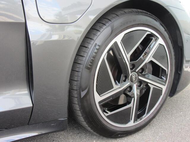 全車両に標準装備の純正アルミホイールは、純正ならではのバランスの良いデザインと、走行安定性をお楽しみ頂けます。