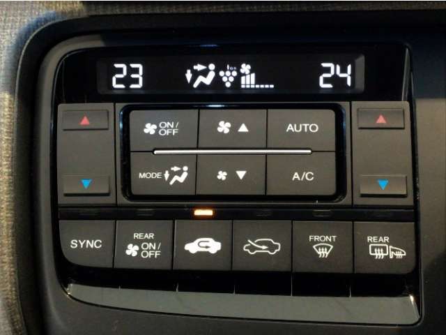 オートエアコンは左右席で独立温度コントロールが可能です。運転席はキンキンに冷やして助手席はマイルドにと言った設定が可能です☆暑さ寒さでケンカすることもなくなりますね♪