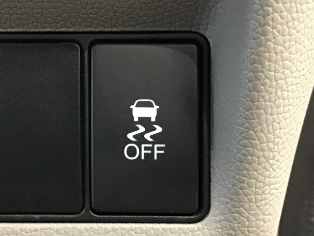 【VSA】ブレーキ時の車輪ロックを防ぐABS、加速時などの車輪空転を抑えるTCS、旋回時の横滑り抑制の3つの機能をトータルに制御！予期しないクルマの挙動の乱れを防ぐ安全装備です♪