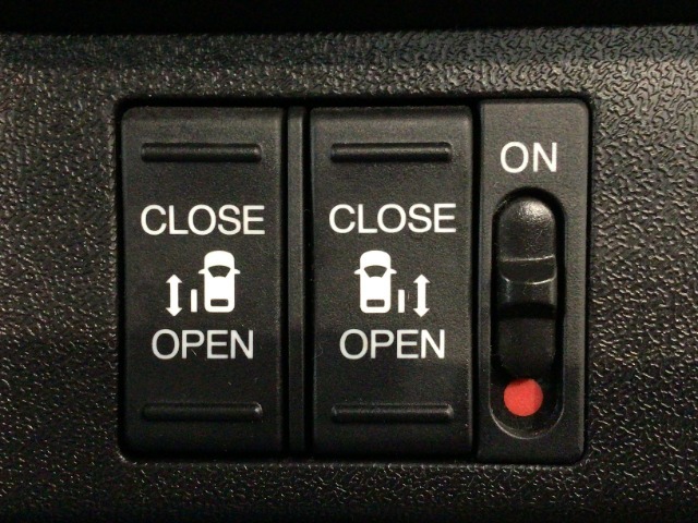 【両側パワースライドドア】両側がパワースライドドアになっており、運転席のスイッチやスマートキーでも開閉が可能です！開口部も広いので乗り降りも楽々♪