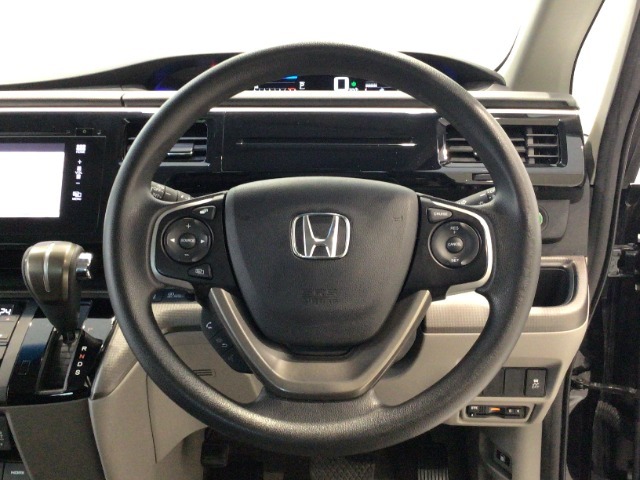 運転にかかわる様々な操作を安全に行えるように視点移動が少なく操作性に配慮されたスイッチ類が凝縮されたコクピットです。