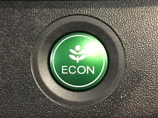 ★ECONスイッチ★　エコドライブを加速しよう！スイッチをONにすると、運転の仕方によるロスを抑え込み燃費をよくするようクルマが頑張ります（＊＾ー＾＊）燃費向上にチャレンジ♪