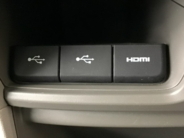 HDMIポート、USBポートが装備されております。HDMIポートを他の機器と繋げることによって、モニターへ映像を流すことができます。