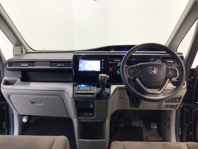 【前方視界】開放的な前方視界！運転がしやすく疲れにくいです♪窓が大きく、見通しがとっても良いおクルマですよ♪