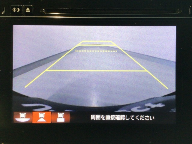 【バックカメラ】運転が苦手な方も車庫入れラクラクです！ギアをリバースに入れれば自動的に切り換わりますので、面倒な操作は不要です♪狭い駐車場もお車を傷つけず安心ですね！