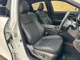 【レザーシート】ならではの高級感あふれる内装がこたわりのアイテム。見た目の高級感とより上質な座り心地をお楽しみください。