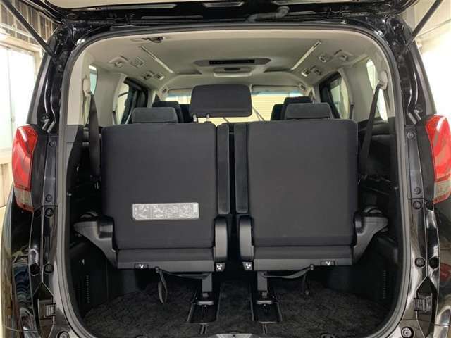 サードシート跳ね上げ式で折りたたみ可能です。大きな荷物もばっちり収納可能です！