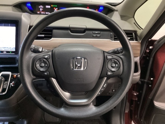 ハンドルにHondaセンシング系のクルーズコントロールやレーンキープアシストなどのスイッチと、オーディオの操作スイッチが装備されています。ハンドルから手を離さず安全に操作できます。