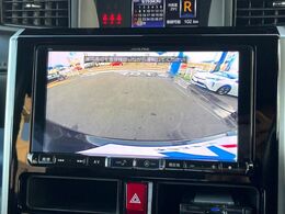 【バックカメラ】駐車時に後方がリアルタイム映像で確認できます。大型商業施設や立体駐車場での駐車時や、夜間のバック時に大活躍！運転スキルに関わらず、今や必須となった装備のひとつです！