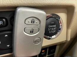 キーを身につけている状態なら、ドアに付いているスイッチを押すだけで、ドアロックの開閉ができる機能。エンジン始動も便利です