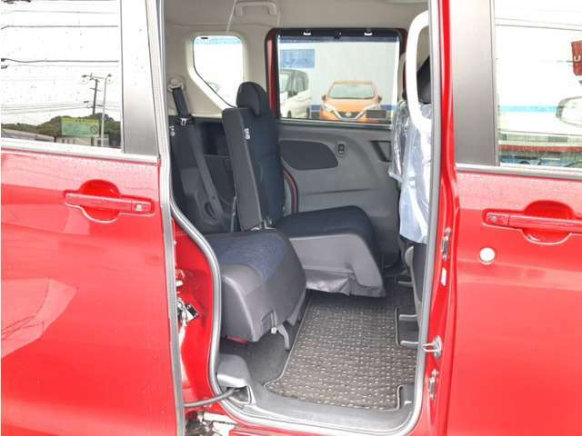 リヤシートはスライドしますので荷室や足元の広さ調整ができます。
