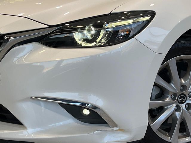 【LEDヘッドライト】悪天候や夜間走行時も良好な視界を確保し安心して運転できる高輝度LEDヘッドライトを装備！点灯速度が早く、消費電力も抑えられています。