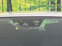 【スマートシティブレーキサポート】低速走行中に前方の車両等を認識し、衝突しそうな時は警報とブレーキで衝突回避と被害軽減をアシスト。より安全にドライブをお楽しみいただけます。