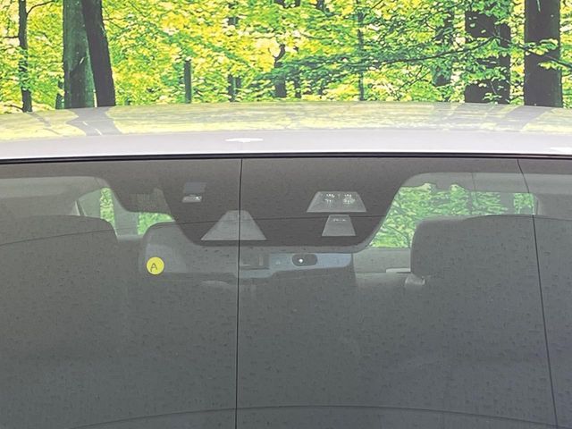 【スマートシティブレーキサポート】低速走行中に前方の車両等を認識し、衝突しそうな時は警報とブレーキで衝突回避と被害軽減をアシスト。より安全にドライブをお楽しみいただけます。